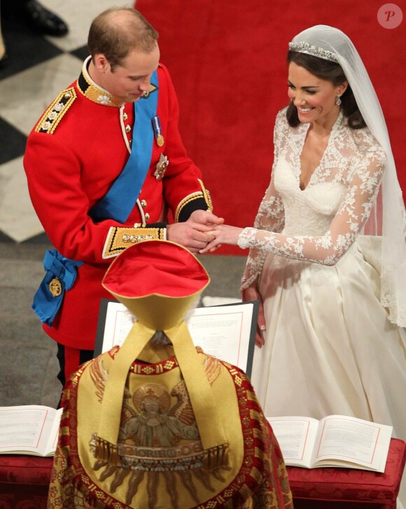 Le 29 avril 2011, la robe de la mariée Catherine Middleton était l'un des principales sources d'intérêt, après des mois de suspense, lors de son mariage avec le prince William. Mais ses élégants bijoux n'en manquaient pas non plus...
