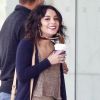 Vanessa Hudgens boit un café et discute avec un ami à Los Angeles, vendredi 22 avril. Elle arbore un look bohème et semble d'excellente humeur.