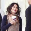 Vanessa Hudgens boit un café et discute avec un ami à Los Angeles, vendredi 22 avril. Elle arbore un look bohème et semble d'excellente humeur.