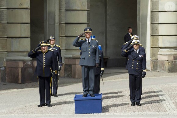 Dans la cour du palais royal, le roi Carl XVI Gustaf de Suède a reçu les honneurs militaires à l'occasion de son 65 ème anniversaire le 30 avril 2011