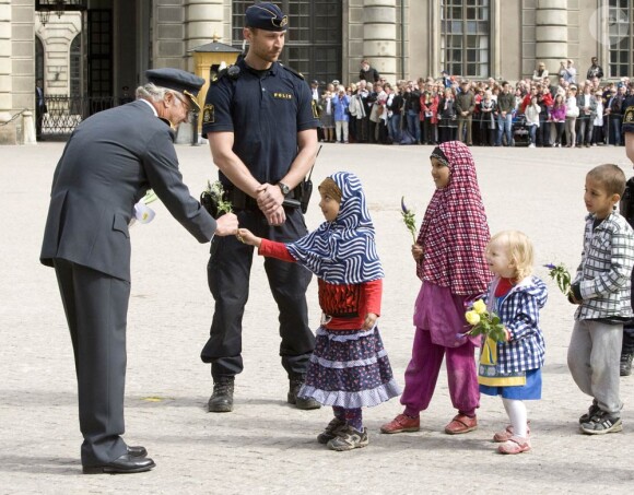 Le roi Carl XVI Gustaf de Suède a reçu des fleurs d'enfants venus de tout le royaume pour son anniversaire célébré le 30 avril 2011