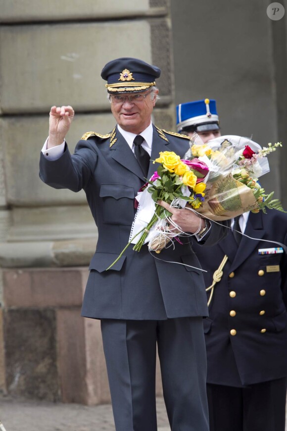Très ému, le roi Carl XVI Gustaf de Suède remercie les enfants venus célébrer son 65ème anniversaire le 30 avril 2011