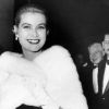 Grace Kelly adorait porter une jolie fourrure pour cacher ses épaules. Cannes, 1955