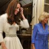 Kate Middleton, accompagnée de Camillia Parker Bowles, l'épouse du prince Charles, est arrivée dans sa robe style années 50 à la soirée de mariage. Londres, 29 avril 2011
