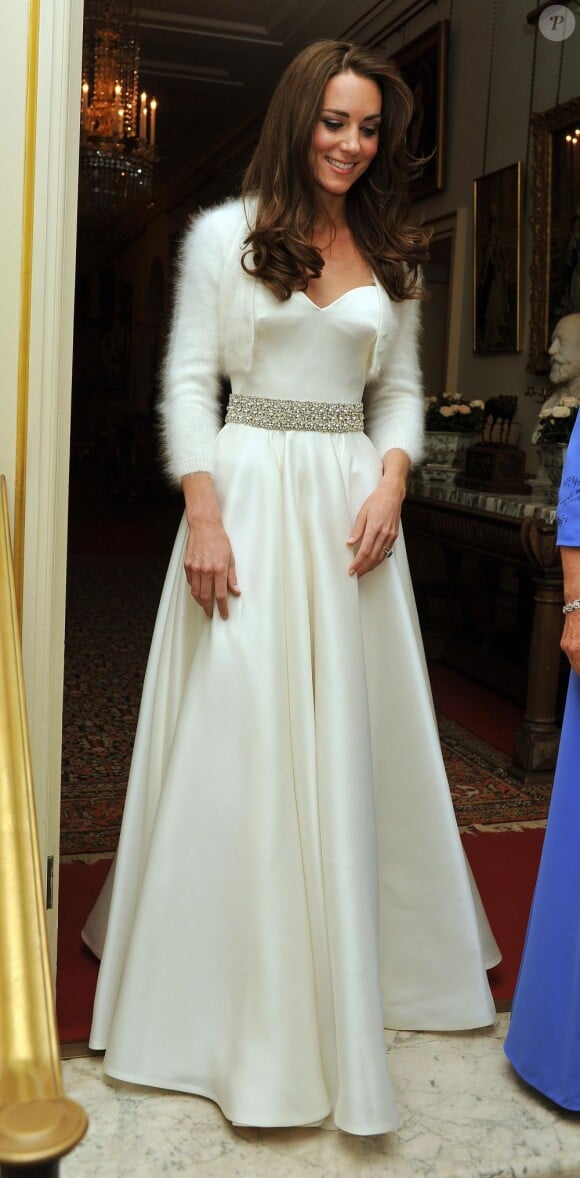 Kate Middleton était radieuse dans sa robe du soir dessinée par Sarah Burton qu'elle portait le soir de son mariage. Londres, 29 avril 2011