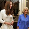 Kate Middleton était ravissante dans sa robe style années 50 dessinée par Sarah Burton de la maison Alexander McQueen. Londres, 29 avril 2011