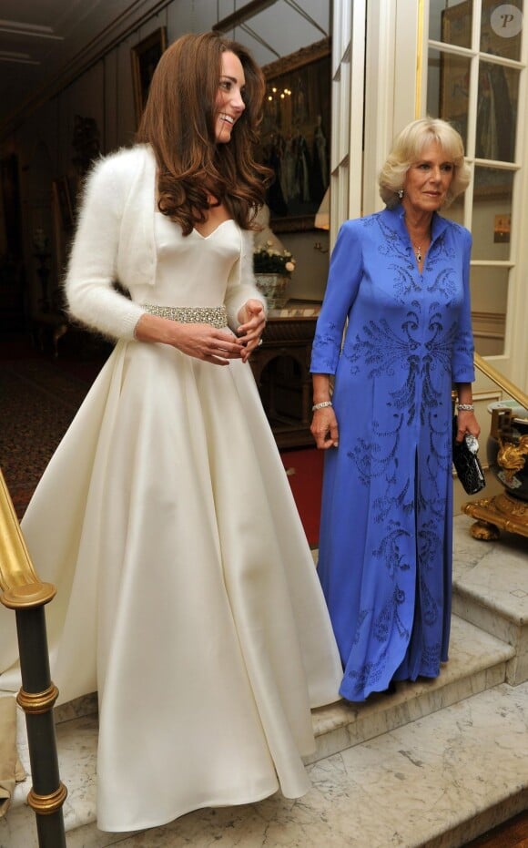 Kate Middleton était ravissante dans sa robe style années 50 dessinée par Sarah Burton de la maison Alexander McQueen. Londres, 29 avril 2011