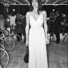 L'actrice anglaise Jacqueline Bisset est absolument radieuse dans sa robe de soirée. Le décolleté est peut être un peu osé pour une princesse, mais la taille de guêpe fait très fifties ! Mai 1974