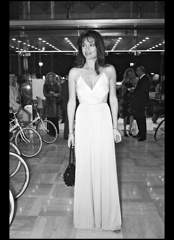 L'actrice anglaise Jacqueline Bisset est absolument radieuse dans sa robe de soirée. Le décolleté est peut être un peu osé pour une princesse, mais la taille de guêpe fait très fifties ! Mai 1974