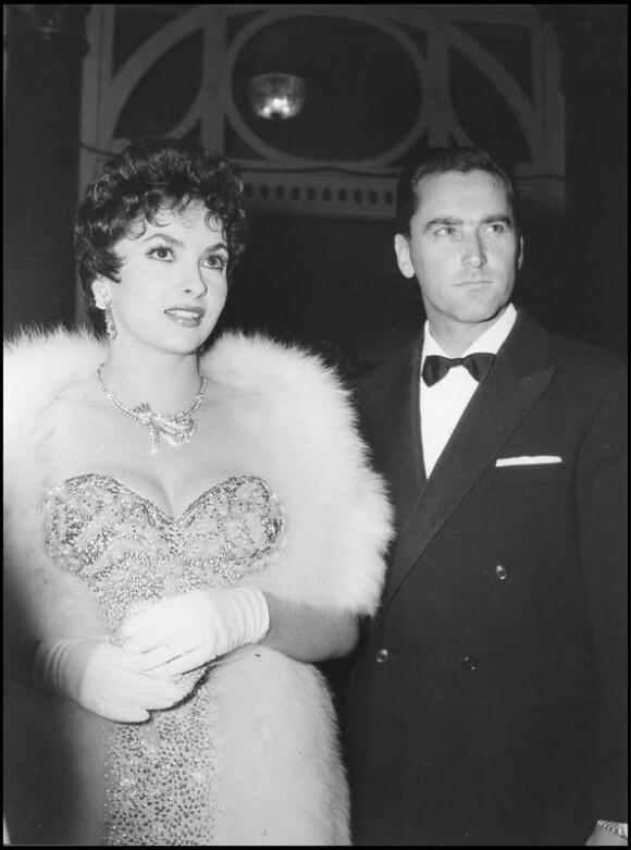 L'actrice Gina Lollobrigina fait elle aussi partie de la génération qui à marquer la mode des années 50, si chère à la duchesse de Cambridge. Gênes, 1956