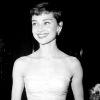 Dans les années 50, Audrey Hepburn brillait dans tous les galas de l'époque. Ici, avec une robe blanche serrée à la taillequi ressemble beaucoup à celle que portait la prince Catherine le soir de son mariage. 10 mars 1955