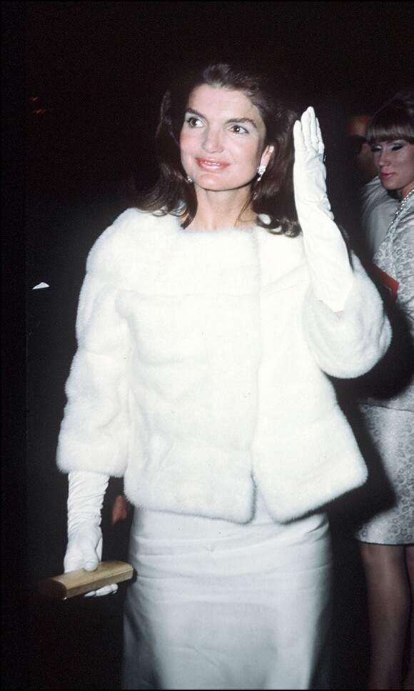 Jackie Kennedy était elle aussi une icône de mode. Fourreau blanc et brushing parfait... Kate Middleton s'inspire aussi de la femme du président américain. Etats-Unis, 1969