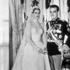 Grace Kelly et le prince Rainier le jour de leur mariage. La robe de la mariée ressemble beaucoup à celle de Kate Middleton. Monaco, 1956