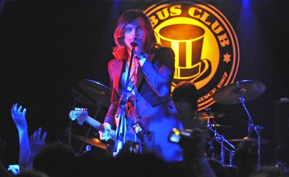 Thomas Marfisi sur la scène du Gibus avec son ancien groupe The Sleepwalkers, à Paris, le 30 juin 2008.