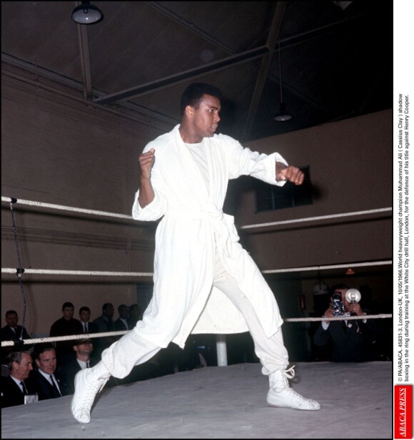 Mohamed Ali s'échauffe sur le ring le 18 novembre 1963, avant de combattre Henry Cooper