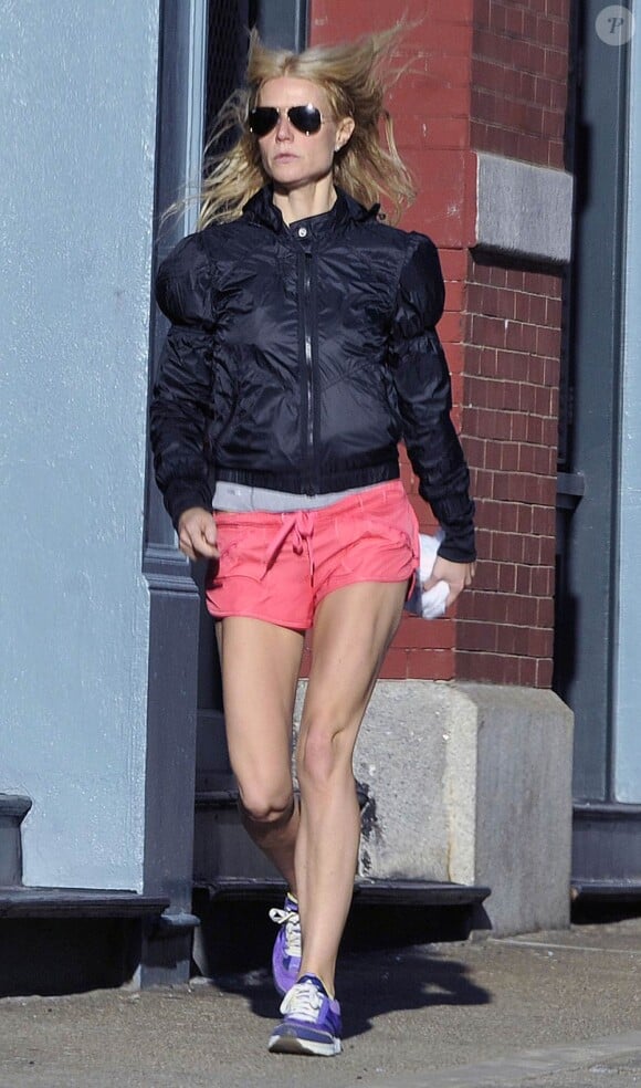 Gwyneth Paltrow se rend à la salle de sport. Ses enfants Apple, et Moses ne veulent pas la quitter. Avril 2011