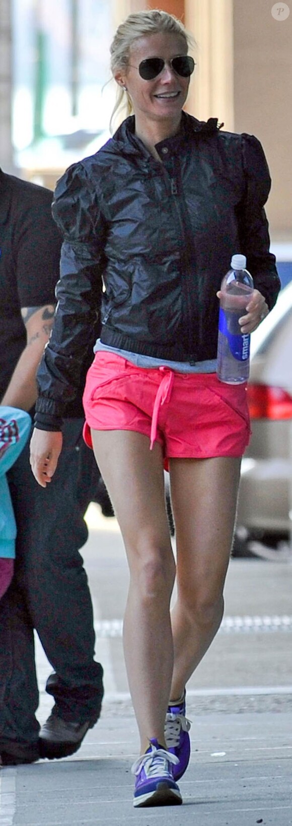 Gwyneth Paltrow se rend à la salle de sport. Ses enfants Apple, et Moses ne veulent pas la quitter. Avril 2011