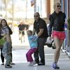 Lorsque Gwyneth va à la salle de sport, ses enfants Apple et Moses tentent de la retenir ! Avril 2011