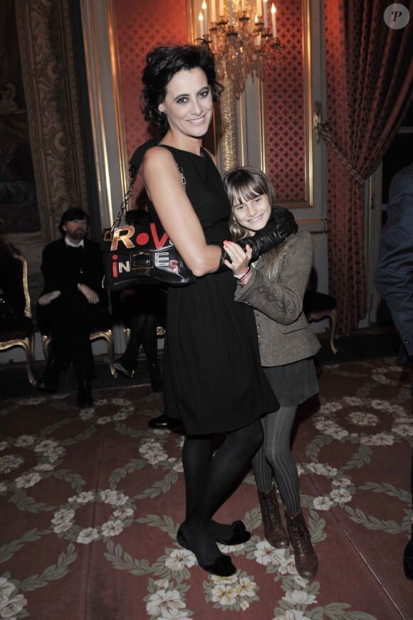 Inès de la Fressange et sa fille Violette d'Urso, à Paris, le 28 janvier 2009.