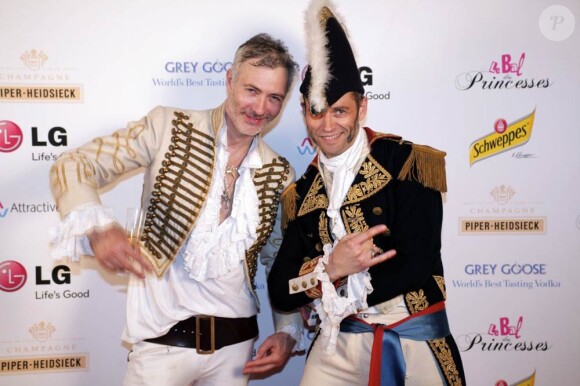 Dan Maie Royer et un ami à l'occasion du Bal des Princesses 2011, qui s'est tenu à Paris, le 30 avril 2011.