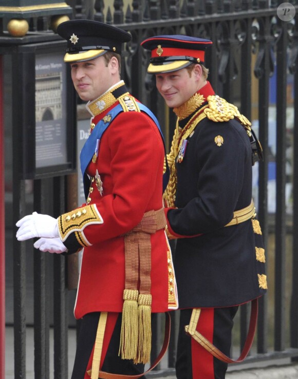William, lors de son mariage, et son frère Harry, le 29 avril 2011, à Londres.
