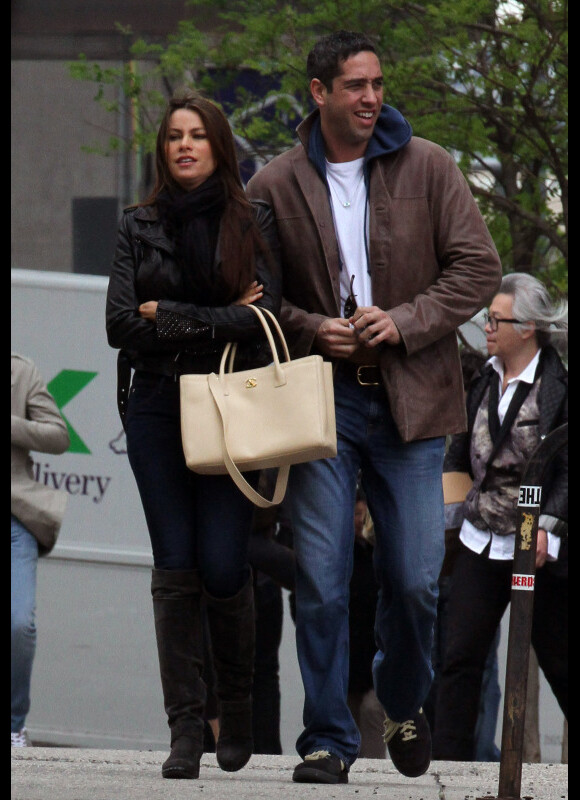 Sofia Vergara et son petit ami Nick Loeb, vivent toujours une belle love story. New York, 2 mai 2011