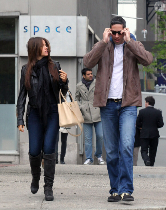 Sofia Vergara se promène avec son chéri Nick Loeb. New York, 2 mai 2011