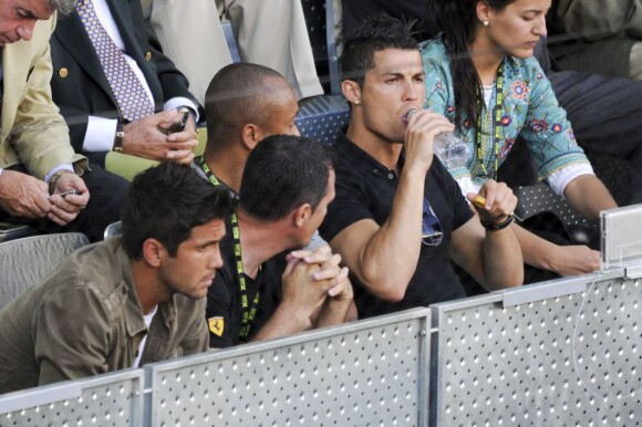 Cristiano Ronaldo dans les gradins du Master 1000 de Madrid le 4 mai 2011. Au lendemain de la demie-finale face au Barça, ce joueur de haut niveau avait besoin de se désaltérer, surtout qu'il fait chaud dans la capitale espagnole !