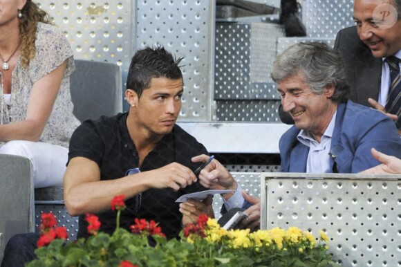 Cristiano Ronaldo dans les gradins du Master 1000 de Madrid le 4 mai 2011. Jusque dans les gradins de tennis, le footballeur qu'il est doit signer quelques autographes !
