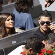 Cristiano Ronaldo dans les gradins du Master 1000 de Madrid le 4 mai 2011. Les lunettes de soleil ne suffisent pas à cacher son identité 
