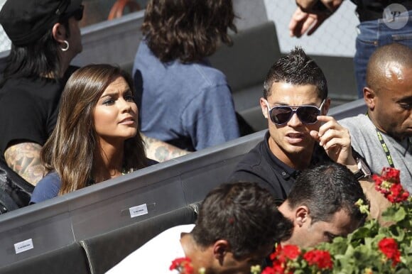 Cristiano Ronaldo dans les gradins du Master 1000 de Madrid le 4 mai 2011. Les lunettes de soleil ne suffisent pas à cacher son identité