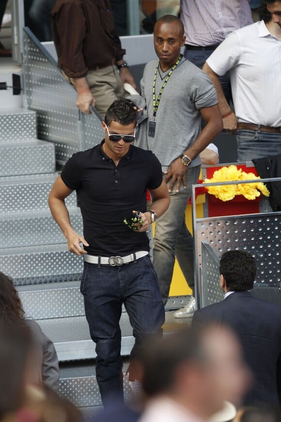 Cristiano Ronaldo dans les gradins du Master 1000 de Madrid le 4 mai 2011. Petit polo noir, ceinture apparente et jean's serré, CR7 est "so fashion"