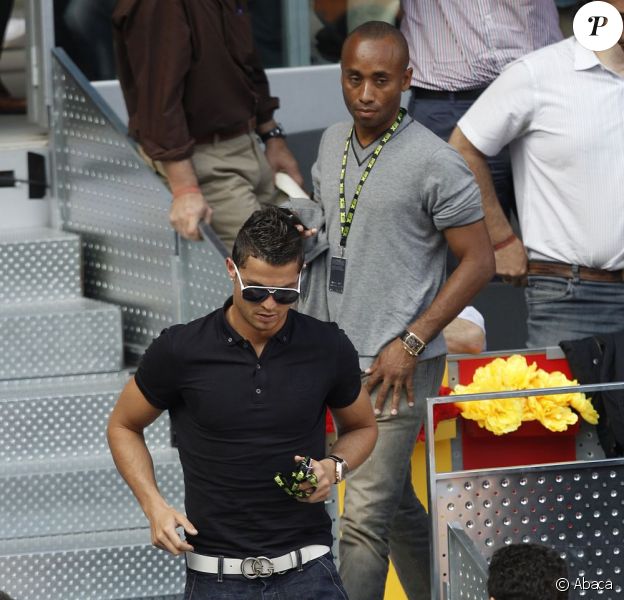 Cristiano Ronaldo dans les gradins du Master 1000 de Madrid le 4 mai 2011. Petit polo noir, ceinture apparente et jean's serré, CR7 est "so fashion"