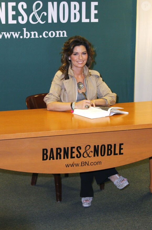 Shania Twain fait une séance de dédicace de son livre From this moment on dans la librairie Barnes & Noble de New York le 4 mai 2011