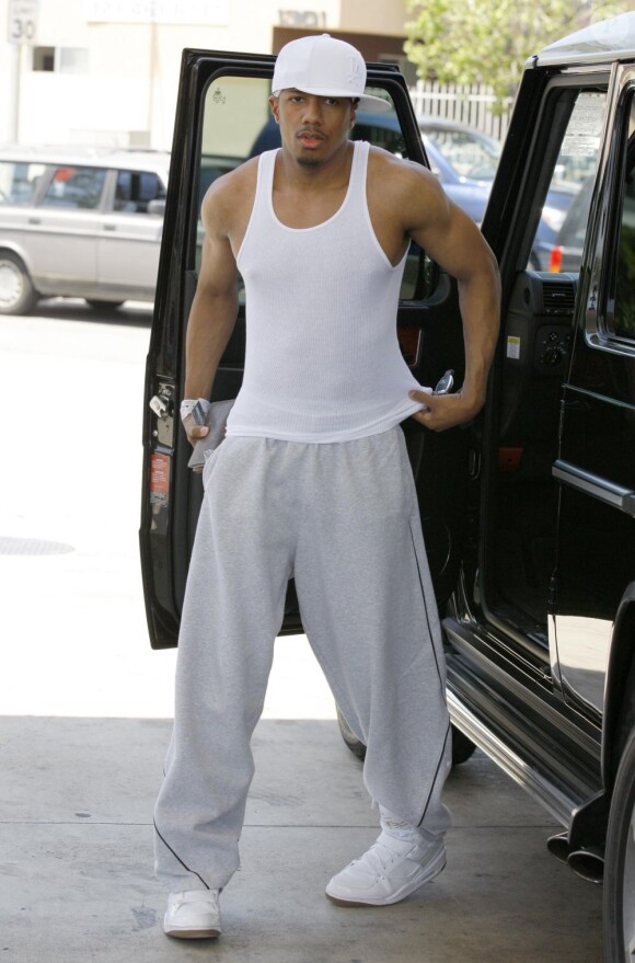 Nick Cannon, faisant le plein à Los Angeles le 4 mai 2011. Le mari de Mariah Carey porte encore son bracelet de visiteur de l'hôpital où il est allé au chevet de sa femme et de ses jumeaux : Monroe et Moroccan Scott.