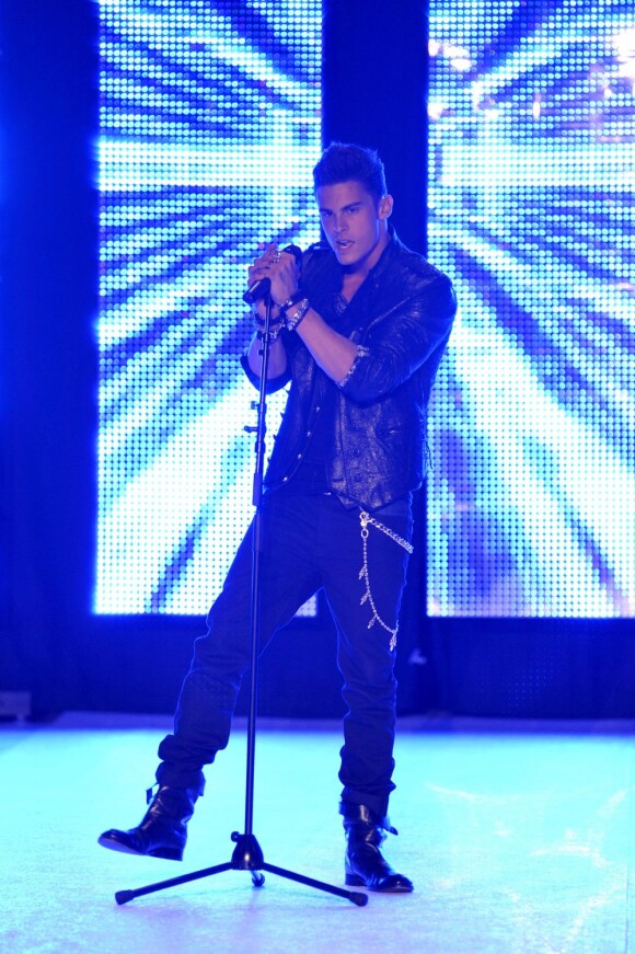 Baptiste Giabiconi interprète son single LightYear lors d'un showcase organisé dans le cadre du Festival annuel des jeunes créateurs de mode, à Dinard, vendredi 6 mai. 