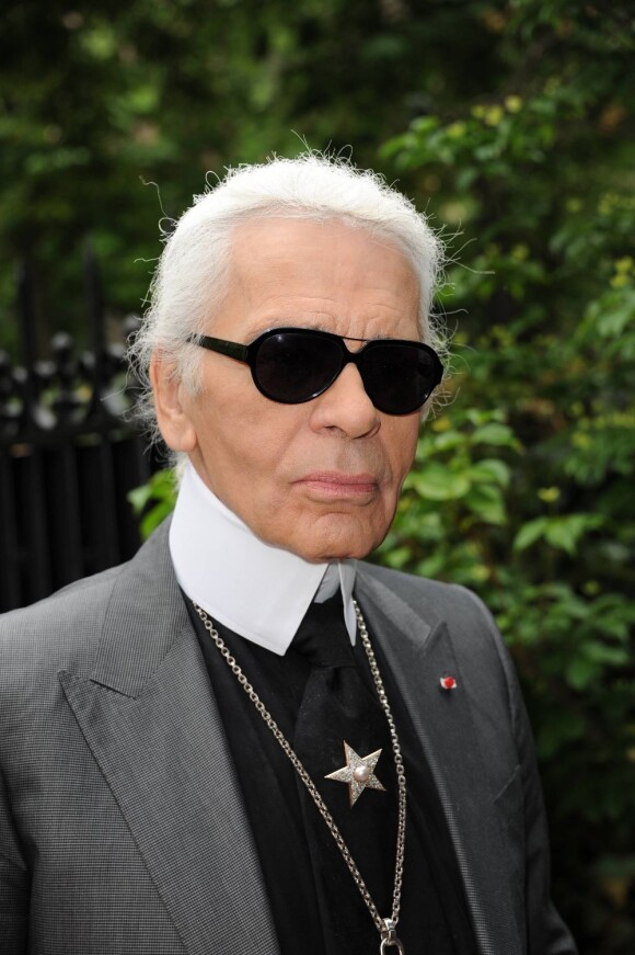 Karl Lagerfeld, photographié le 28 avril 2011 à Paris, a fait de Baptiste Giabiconi sa muse.