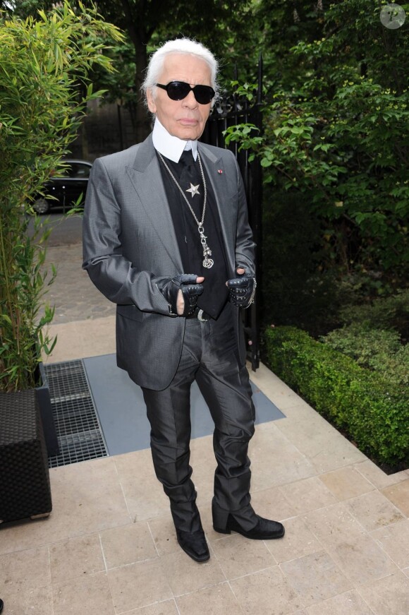 Karl Lagerfeld, photographié le 28 avril 2011 à Paris, a fait de Baptiste Giabiconi sa muse.