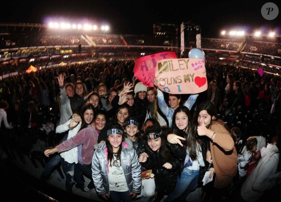 C'est pas centaines que les fans de Miley Cyrus sont venues l'applaudir à Bueno Aires, pour son Gypsy Heart Tour 2011.