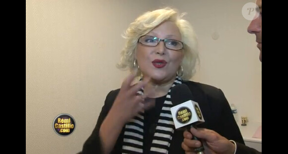 Marie Myriam est interviewée par Rémi Castillo dans les coulisses de l'émission En route vers l'Eurovision sur France 3.