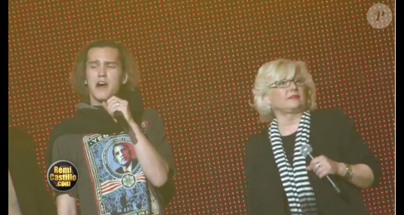 Amaury Vassili partage un duo avec Marie Myriam sur le plateau de l'émission En route vers l'Eurovision, sur France 3.