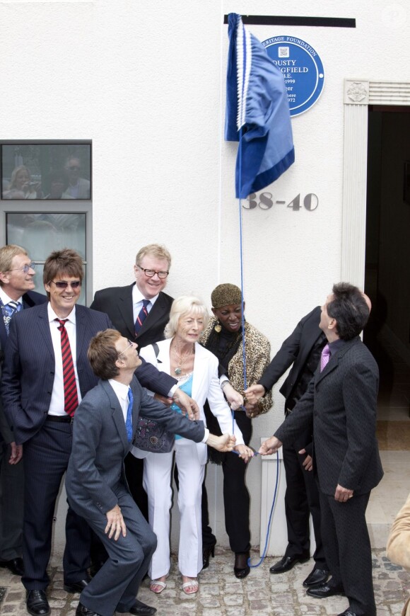 Robin Gibb, des Bee Gees, a dévoilé une plaque commémorative en l'honneur de Dusty Springfield, à Londres le 8 mai 2011