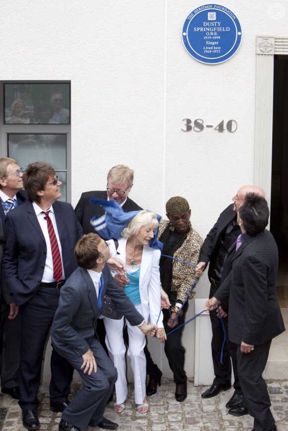 Robin Gibb, des Bee Gees, a dévoilé une plaque commémorative en l'honneur de Dusty Springfield, à Londres le 8 mai 2011
