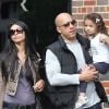 Vin Diesel et sa compagne Paloma se promènent avec leur fille hania Riley, pour la fête des mères, le 8 mai 2011 à New York