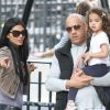 Vin Diesel et sa compagne Paloma se promènent avec leur fille hania Riley, pour la fête des mères, le 8 mai 2011 à New York