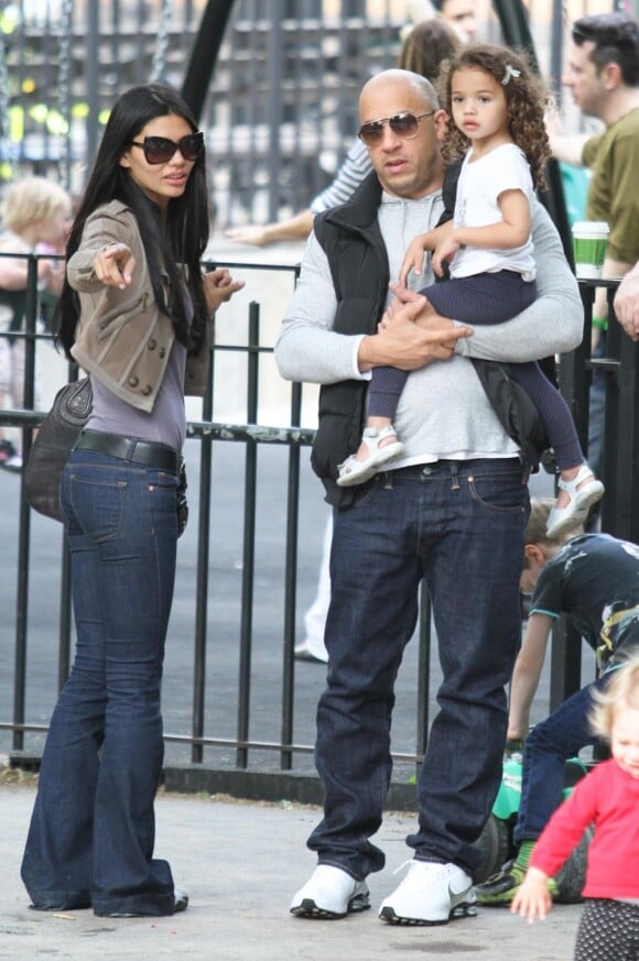 Vin Diesel et sa compagne Paloma se promènent avec leur fille hania Riley, pour la fête des mères, le 8 mai 2011 à New York