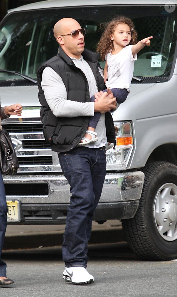 Vin Diesel et sa compagne Paloma se promènent avec leur fille hania Riley, pour la fête des mères, le 8 mai 2011 à New York