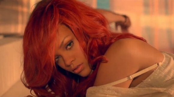 Rihanna : sensuelle et romantique dans son California King Bed !