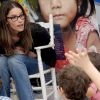 L'actrice et maman Amanda Peet adore les enfants ! Elle a passé l'après-midi dans une école pour soutenir la lutte contre la rougeole dans le monde. New York, 9 mai 2011