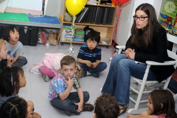 Amanda Peet passe du temps avec des petits new-yorkais pour la bonne cause. New York, 9 mai 2011